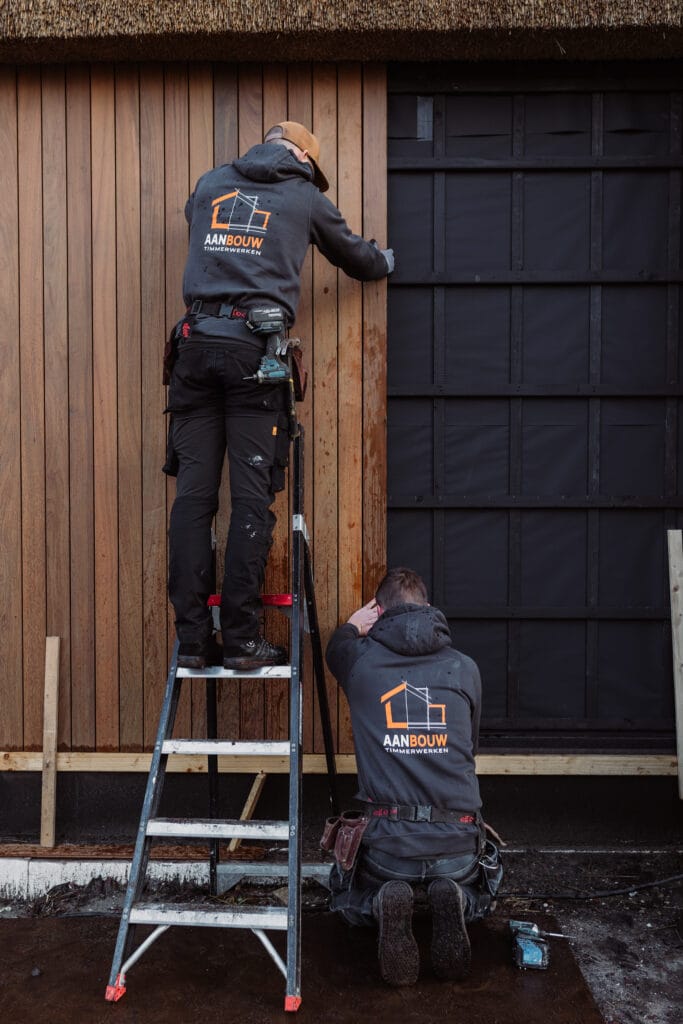 Bart en Maarten wand plaatsen